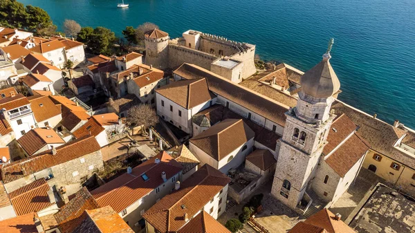 Vista aérea da histórica cidade adriática de Krk, Ilha de Krk, Baía de Kvarner do mar Adriático, Croácia, Europa — Fotografia de Stock