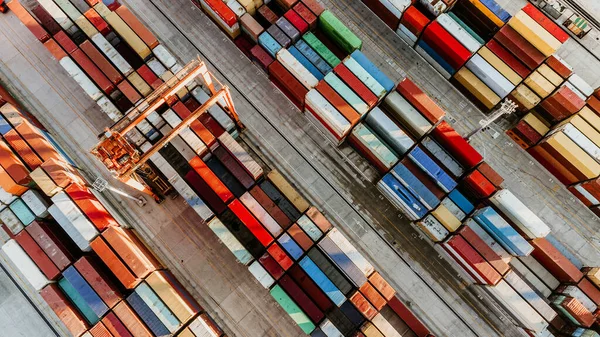 Αεροφωτογραφία του λιμενικού σταθμού εμπορευματοκιβωτίων πλοίων. Πολύχρωμο μοτίβο των εμπορευματοκιβωτίων στο λιμάνι. Ναυτιλιακή εφοδιαστική παγκόσμια μεταφορά εξαγωγικού εμπορίου. — Φωτογραφία Αρχείου