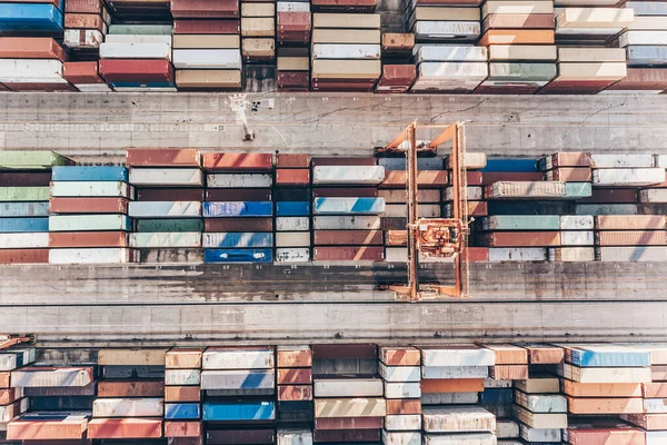 Vista aerea del terminal del porto container. Modello colorato di contenitori in porto. Logistica marittima trasporto internazionale di esportazione. — Foto Stock