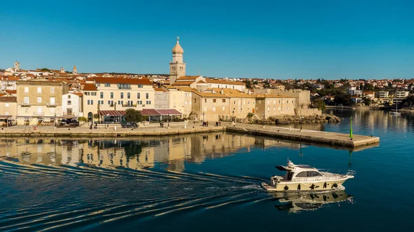 Vista aérea de la histórica ciudad adriática de Krk, isla de Krk, bahía de Kvarner del mar Adriático, Croacia, Europa — Foto de Stock