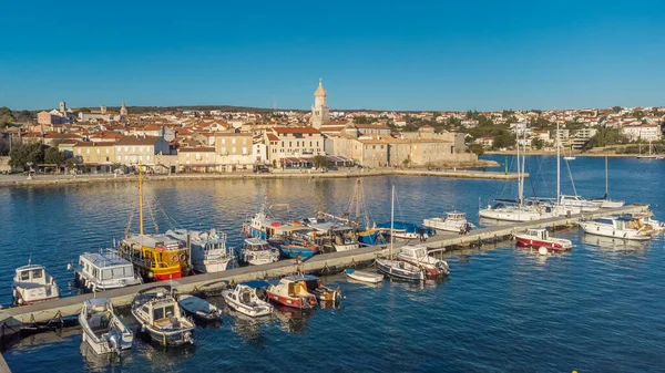Vista aérea de la histórica ciudad adriática de Krk, isla de Krk, bahía de Kvarner del mar Adriático, Croacia, Europa — Foto de Stock
