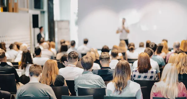 Ponente de negocios dando una charla en un evento de conferencia de negocios. — Foto de Stock