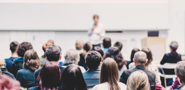 Frau hält Vortrag auf Wirtschaftskonferenz. — Stockfoto