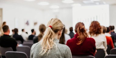 Üniversite konferans salonunda atölye çalışması.