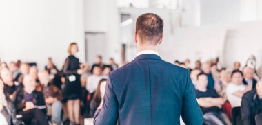 Kamu Sunumlarıyla İş Konferansı Sözcüsü. Konferans salonundaki izleyiciler. İş ve Girişimcilik kavramı.
