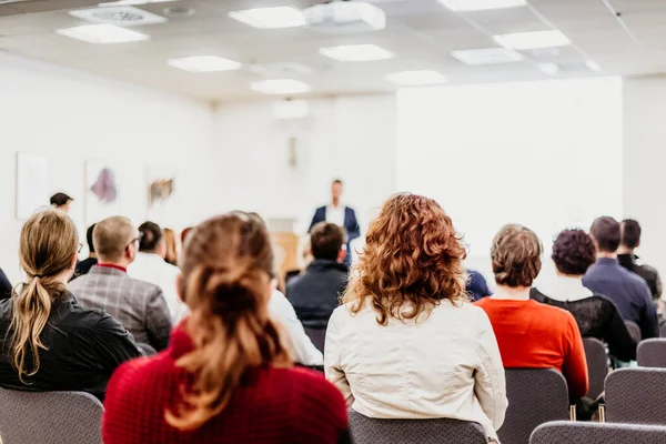 Prelegent przemawia na spotkaniu biznesowym. Publiczność w sali konferencyjnej. Sympozjum biznesu i przedsiębiorczości. — Zdjęcie stockowe