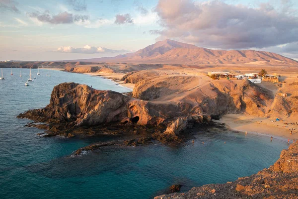 Paesaggio con acqua turchese dell'oceano sulla spiaggia di Papagayo, Lanzarote, Isole Canarie, Spagna. — Foto Stock