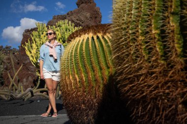Guatiza köyü, Lanzarote, Kanarya Adaları, İspanya 'daki tropikal kaktüs bahçesini gezen kadın turist..