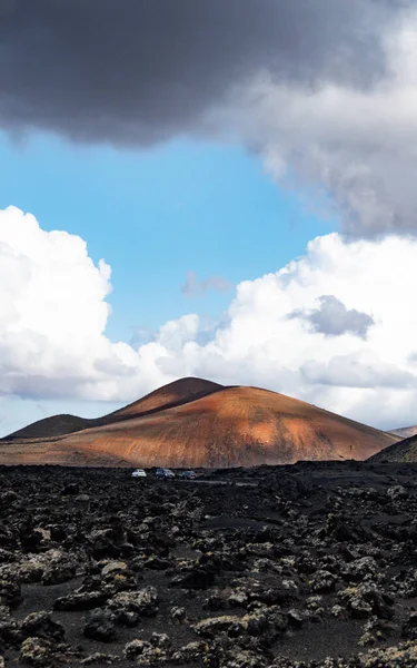 Incredibile paesaggio panoramico di crateri vulcanici nel parco nazionale di Timanfaya. Attrazione turistica popolare nell'isola di Lanzarote, Isole Canarie, Spagna. Quadro artistico. Il mondo della bellezza. Concetto di viaggio. — Foto Stock