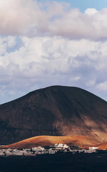 Paisagem panorâmica incrível de crateras vulcânicas no parque nacional de Timanfaya. Atração turística popular na ilha Lanzarote, Ilhas Canárias, Espanha. Imagem artística. Mundo da beleza. Conceito de viagem. — Fotografia de Stock