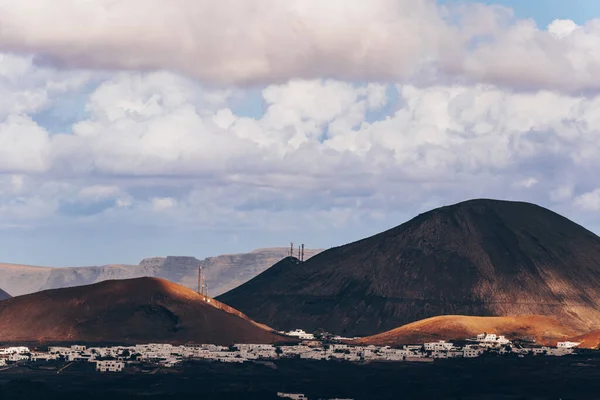 Incredibile paesaggio panoramico di crateri vulcanici nel parco nazionale di Timanfaya. Attrazione turistica popolare nell'isola di Lanzarote, Isole Canarie, Spagna. Quadro artistico. Il mondo della bellezza. Concetto di viaggio. — Foto Stock