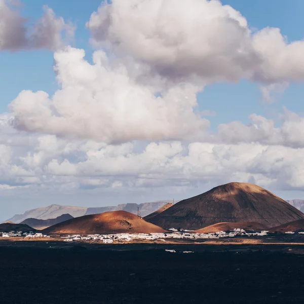 Csodálatos panoráma táj vulkán kráterek Timanfaya nemzeti park. Népszerű turisztikai attrakció Lanzarote Island, Kanári-szigetek, Spanyolország. Művészi kép. Szépség világ. Utazási koncepció. — Stock Fotó