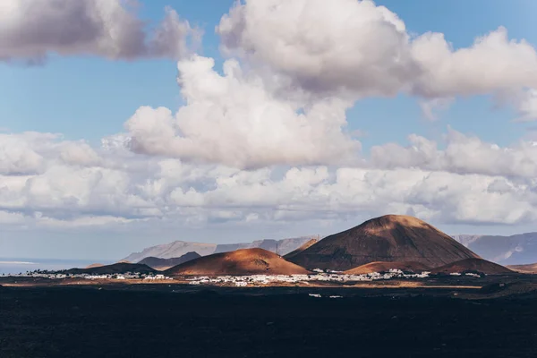 Verbazingwekkend panoramisch landschap van vulkaankraters in Timanfaya nationaal park. Populaire toeristische attractie op het eiland Lanzarote, Canarische Eilanden, Spanje. Artistiek beeld. Schoonheidswereld. Reisconcept. — Stockfoto