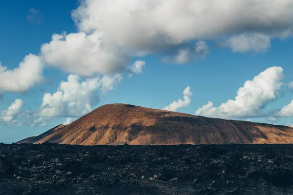 Fantastiskt panoramalandskap av vulkankratrar i Timanfaya nationalpark. Populär turistattraktion på Lanzarote, Kanarieöarna, Spanien. Konstnärlig bild. Skönhetsvärlden. Resebegrepp. — Stockfoto
