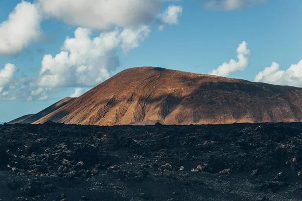 Fantastiskt panoramalandskap av vulkankratrar i Timanfaya nationalpark. Populär turistattraktion på Lanzarote, Kanarieöarna, Spanien. Konstnärlig bild. Skönhetsvärlden. Resebegrepp. — Stockfoto