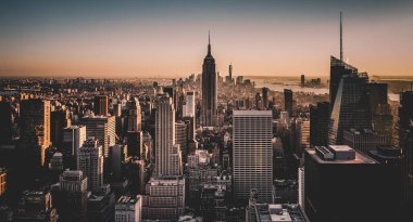 New York City Manhattan şehir merkezi gün batımında gökyüzü.