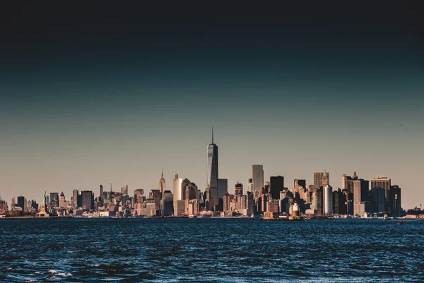 Ciudad de Nueva York Manhattan horizonte céntrico al atardecer con rascacielos iluminados sobre el panorama del río Hudson. — Foto de Stock