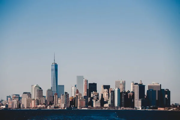 Nowy Jork Manhattan w centrum miasta o zmierzchu z drapaczami chmur oświetlonymi nad panoramą rzeki Hudson. — Zdjęcie stockowe