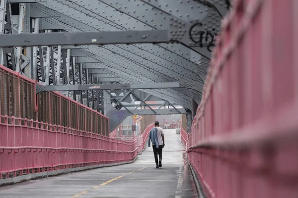 Solo casual man walking the cycling lane on Williamsburg Bridge, Brooklyn, New York City, Verenigde Staten — Stockfoto