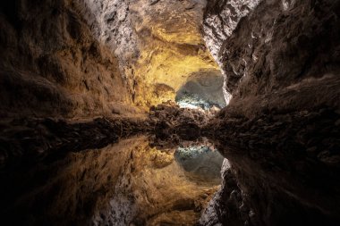 Optik illüzyon - Cueva de los Verdes 'teki su yansıması, inanılmaz bir lav tüpü ve İspanya' nın Lanzarote Adası 'ndaki turistik cazibe merkezi.