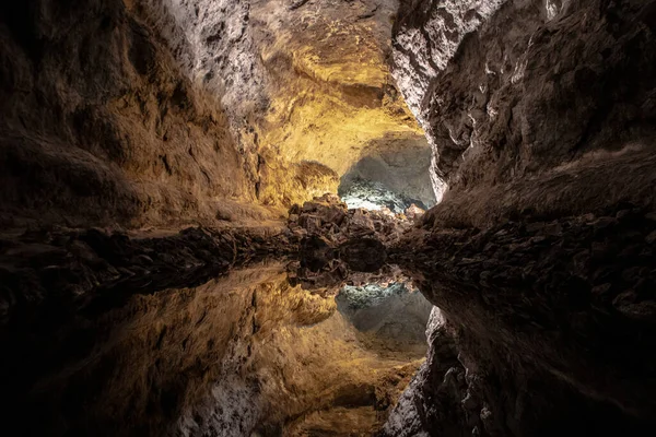 Ilusión óptica - reflejo del agua en la Cueva de los Verdes, un increíble tubo de lava y atracción turística en la isla de Lanzarote, España —  Fotos de Stock