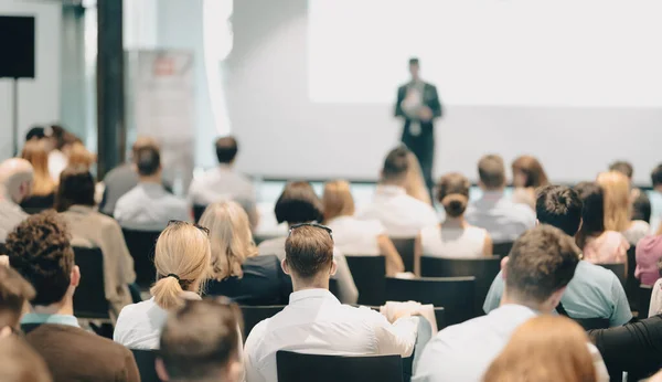 Wirtschaftssprecher hält einen Vortrag auf einer Konferenz. — Stockfoto