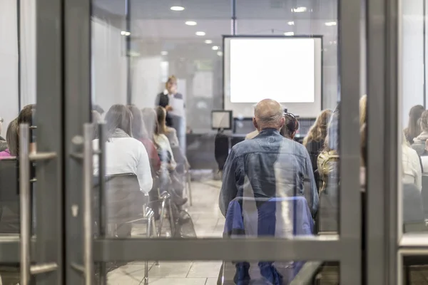 Vrouw geeft presentatie op zakelijke conferentie evenement — Stockfoto