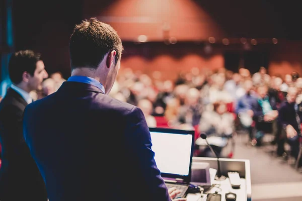 Ponente dando una charla en conferencia de negocios y presentación. — Foto de Stock