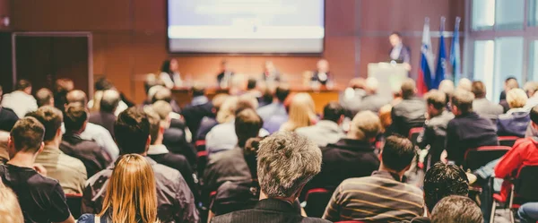 Prelegent biznesowy przemawiający na konferencji biznesowej. — Zdjęcie stockowe