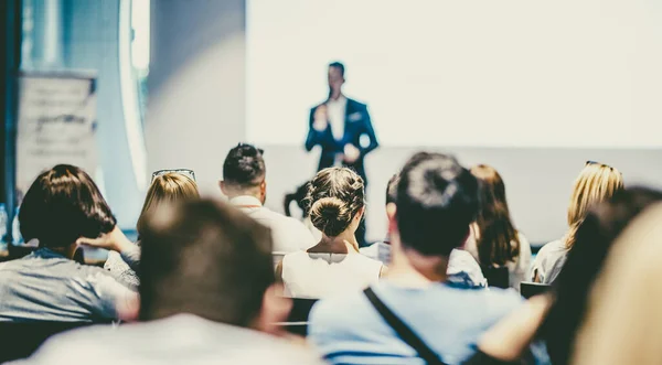 Άντρας ομιλητής επιχειρήσεων δίνει μια ομιλία σε εκδήλωση επιχειρηματικό συνέδριο. — Φωτογραφία Αρχείου