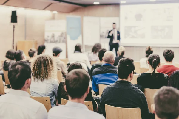 Prelegent biznesowy przemawiający na konferencji biznesowej. — Zdjęcie stockowe