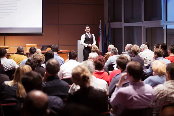 Företagshögtalare håller föredrag på konferens möte. — Stockfoto