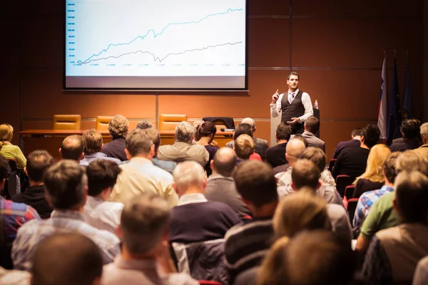 Wirtschaftssprecher hält einen Vortrag auf einer Konferenz. — Stockfoto