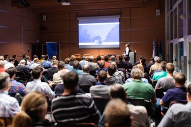 İş konuşmacısı iş konferansında bir konuşma yapacak..