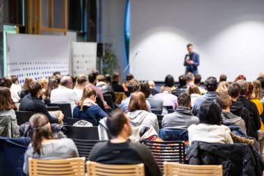 İş konuşmacısı iş konferansında konuşma yapacak..