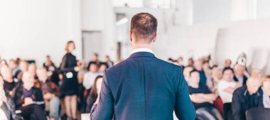Kamu Sunumlarıyla İş Konferansı Sözcüsü. Konferans salonundaki izleyiciler. İş ve Girişimcilik kavramı.