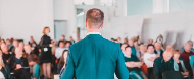 Kamu Sunumlarıyla İş Konferansı Sözcüsü. Konferans salonundaki izleyiciler. İş ve Girişimcilik kavramı.