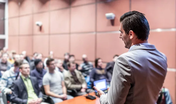 Orador público dando palestra no evento de negócios. — Fotografia de Stock