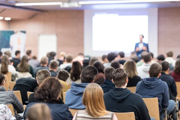 Conférencier d'affaires lors d'une conférence d'affaires. — Photo