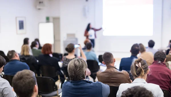 Frau hält Vortrag auf Business-Konferenz-Workshop. — Stockfoto