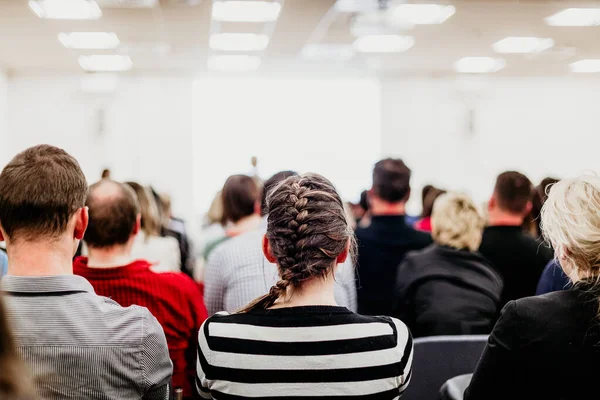 Redner hält einen Vortrag bei einem Geschäftstreffen. Publikum im Konferenzsaal. Symposium für Unternehmen und Unternehmertum. — Stockfoto