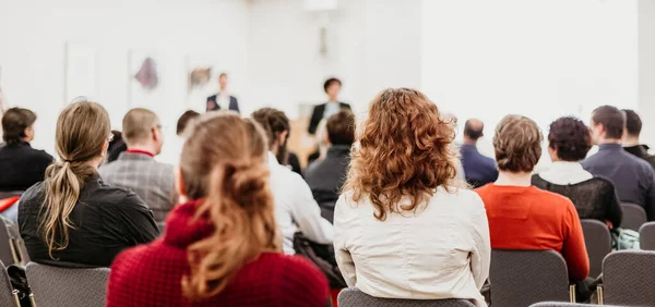 Eine Rednerin hält einen Vortrag bei einem Geschäftstreffen. Publikum im Konferenzsaal. Symposium für Unternehmen und Unternehmertum. — Stockfoto