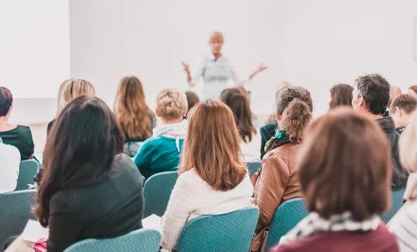 Γυναίκα ομιλητής δίνει μια ομιλία σε επαγγελματική συνάντηση. Κοινό στην αίθουσα συνεδριάσεων. Συμπόσιο επιχειρήσεων και επιχειρηματικότητας. — Φωτογραφία Αρχείου