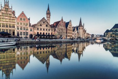 Gent, Belçika 'daki Leie Nehri kıyısı, Avrupa, alacakaranlıkta.