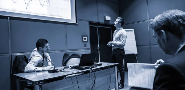 Wirtschaftssprecher hält Vortrag auf Wirtschaftskonferenz. — Stockfoto