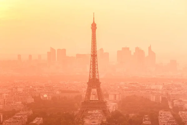 Günbatımında Paris 'in Eyfel kulesi ve La Defence' ın büyük iş bölgesinin havadan görüntüsü — Stok fotoğraf