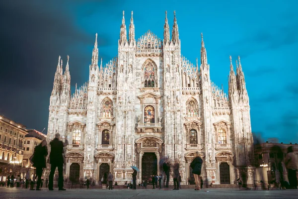 Milan Katedrali (İtalyanca: "Duomo di Milano"), İtalya 'nın Milano şehrinin Gotik Katedrali. Alacakaranlıkta insanlarla dolu bir meydandan vuruldu. — Stok fotoğraf