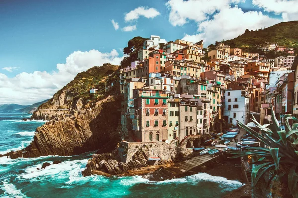 Riomaggiore pueblo de pescadores en Cinque Terre, Italia — Foto de Stock