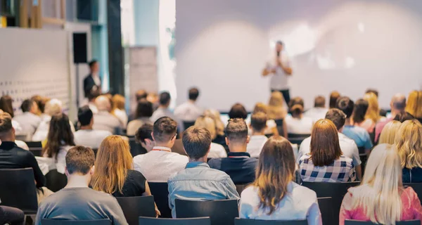 Wirtschaftssprecher hält einen Vortrag auf einer Konferenz. — Stockfoto