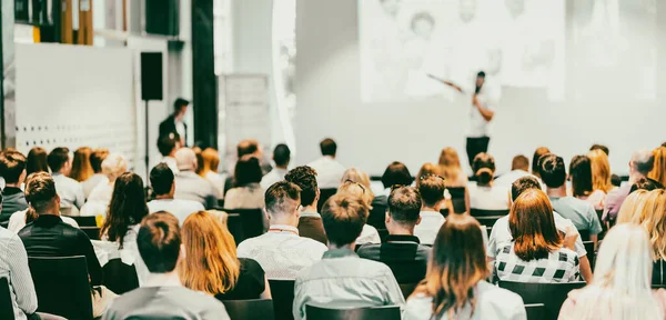 Företagare håller föredrag vid företagskonferensens evenemang. — Stockfoto